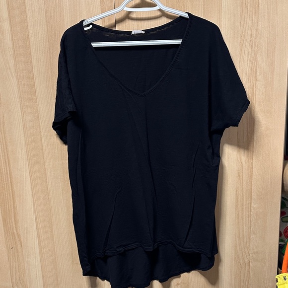 Exclusives Tops - Black V-neck Shirt XL